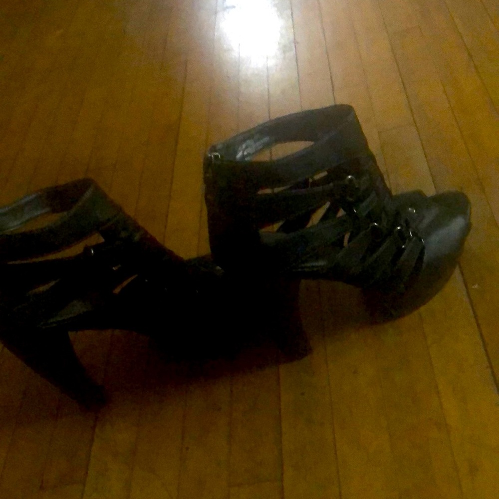 Whoa sexy boots ready to walk into your life . MIA 8.5 like new